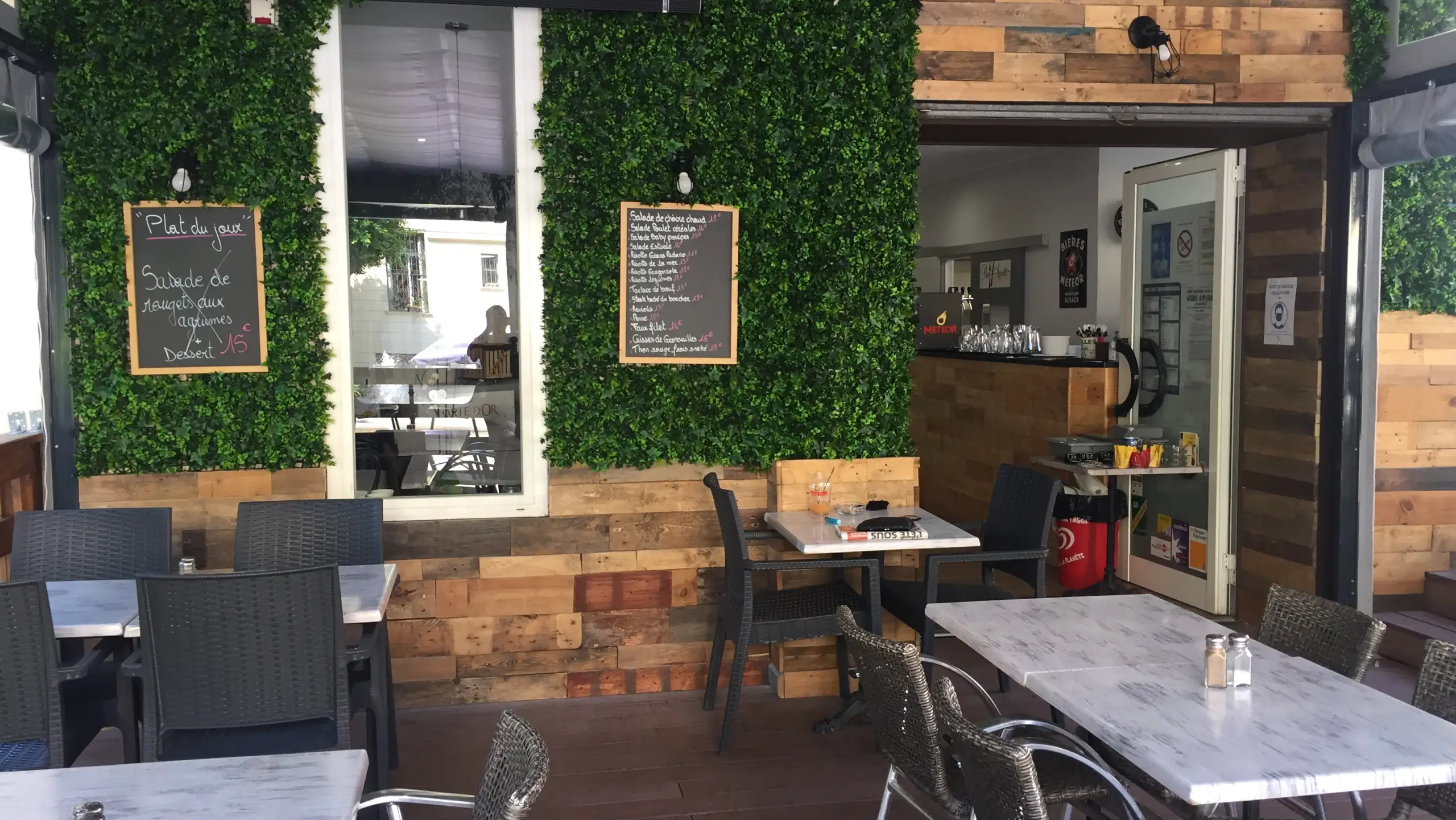 A l'ombre du clocher à Menton