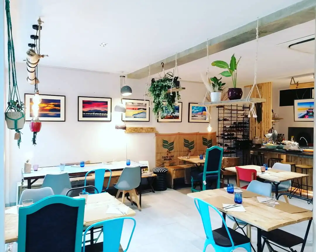 la pile d'assiettes à Saint-Jean-de-Luz