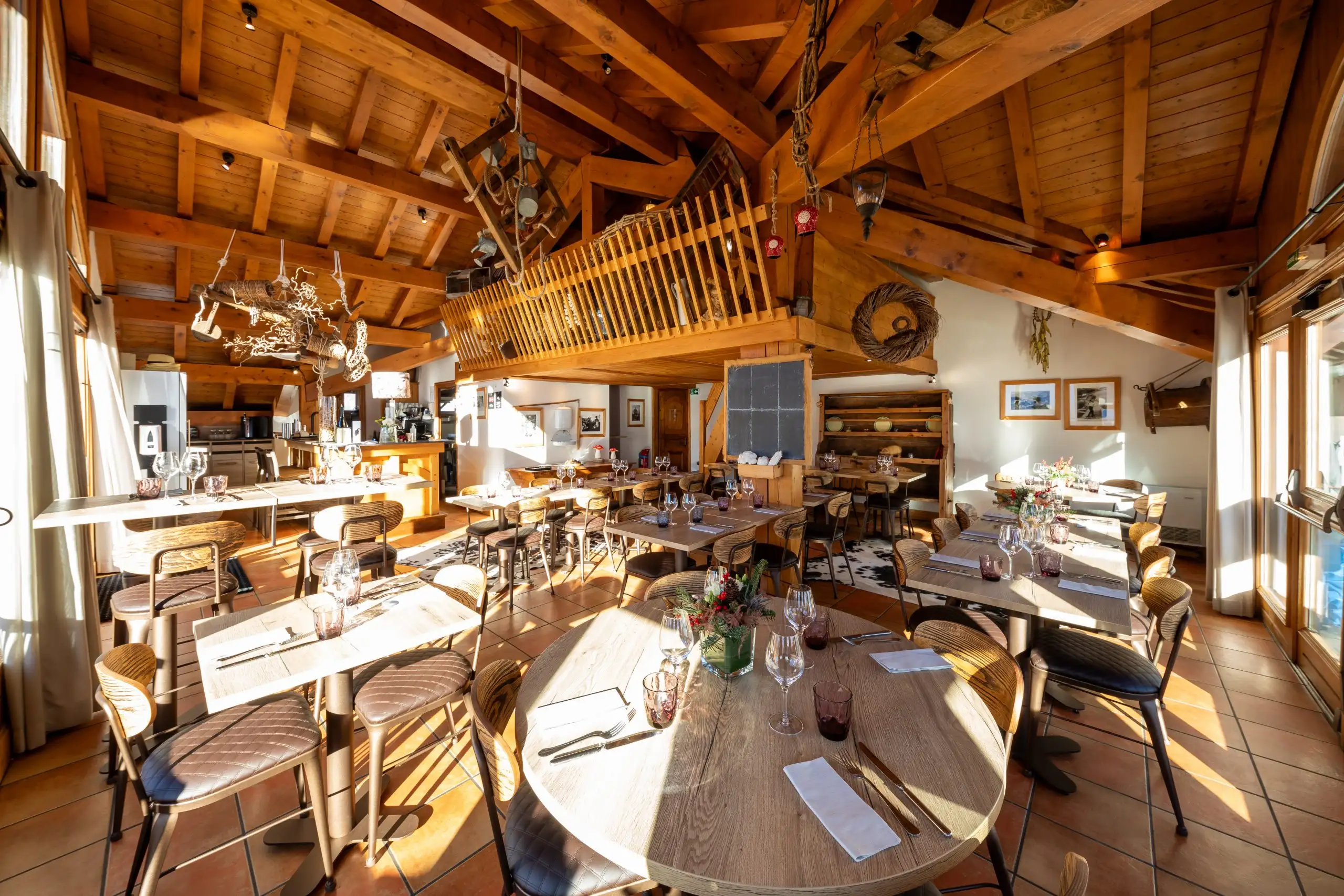 Restaurant LE GRENIER - Hôtel St-Martin- accès piste du Biolley à Les Belleville