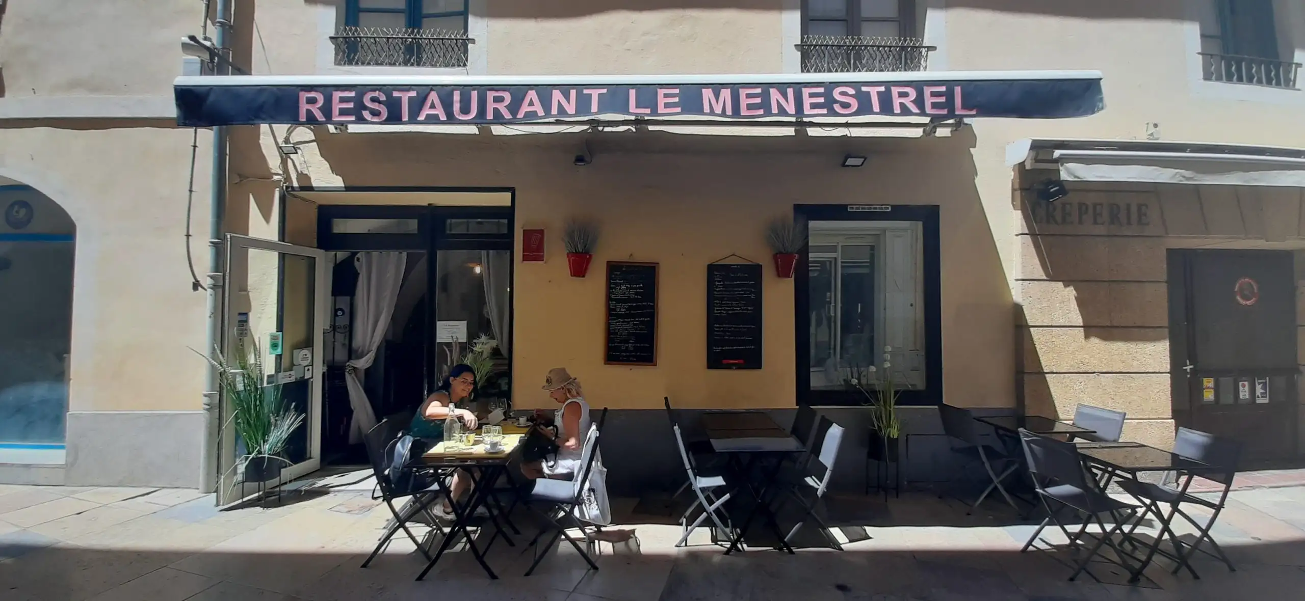 Le menestrel ,la taverne moderne à Nîmes