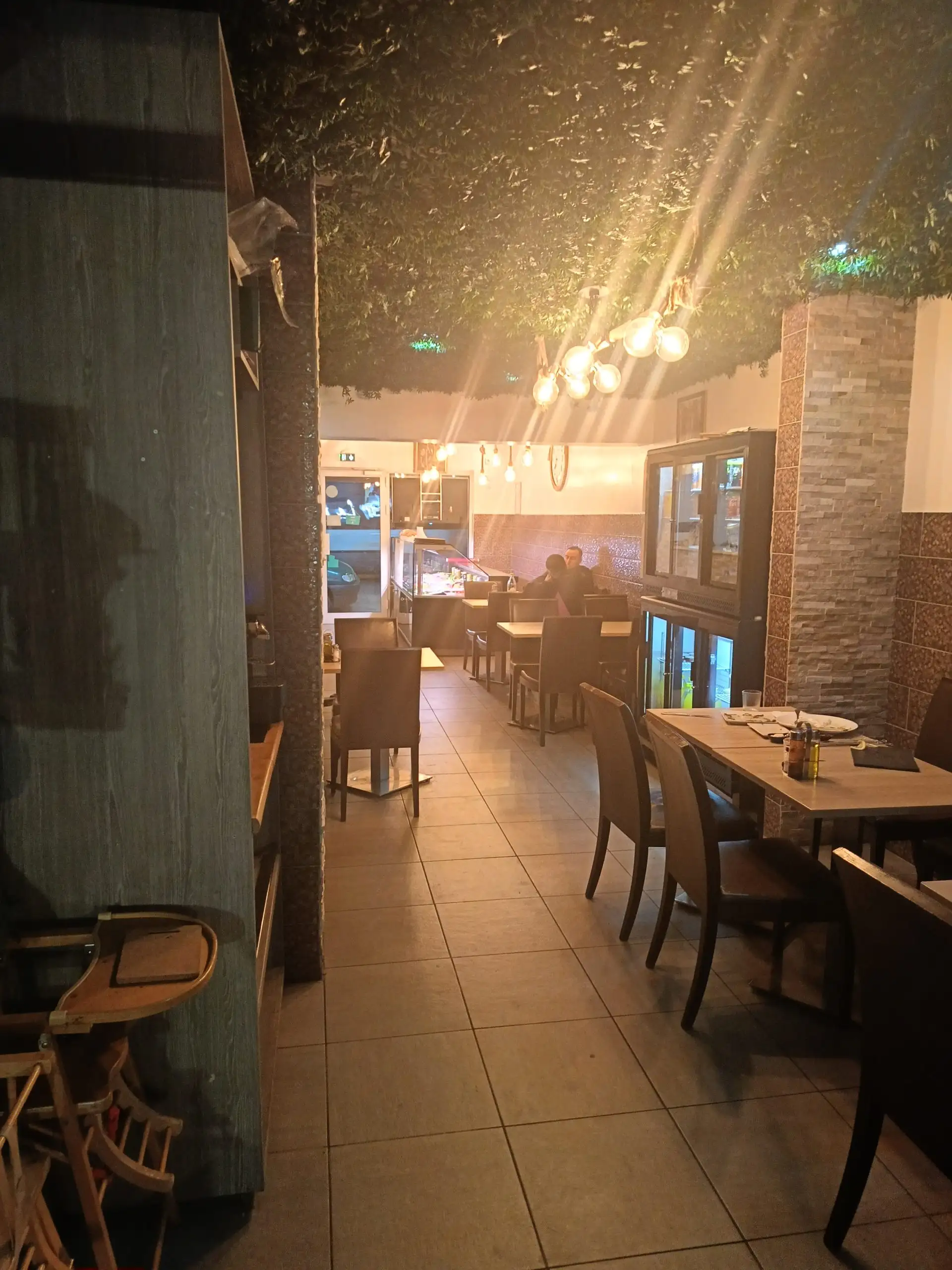 LA FAMILLE eat à Drancy