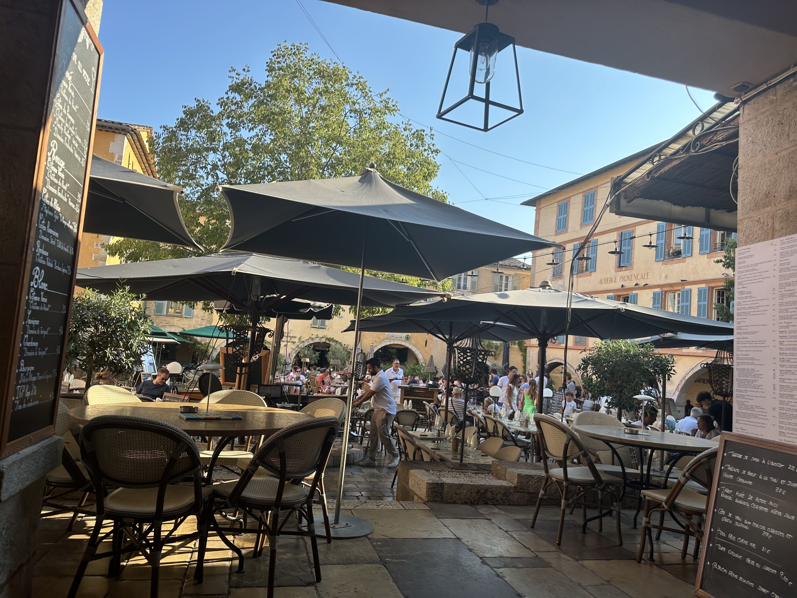 Café des Arcades à Valbonne