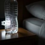 Les Dangers Insoupçonnés de la Bouteille d’Eau sur Votre Table de Nuit