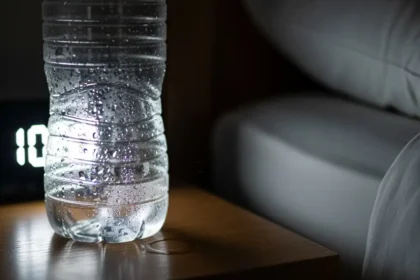 Les Dangers Insoupçonnés de la Bouteille d’Eau sur Votre Table de Nuit